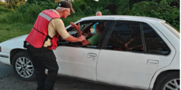 Mario ya conoce la ruta de cada auto que pasa por su punto