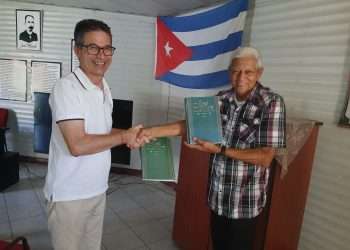 El profesor Luca Bondi, a la izquierda, recibe con beneplácito dos tomos de Páginas escogidas del Apóstol, cortesía del presidente de la Sociedad Cultural José Martí en el territorio