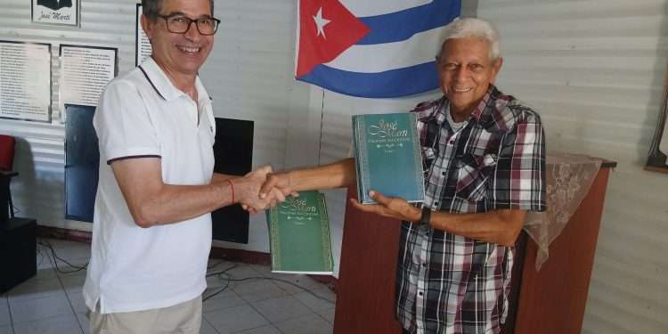 El profesor Luca Bondi, a la izquierda, recibe con beneplácito dos tomos de Páginas escogidas del Apóstol, cortesía del presidente de la Sociedad Cultural José Martí en el territorio