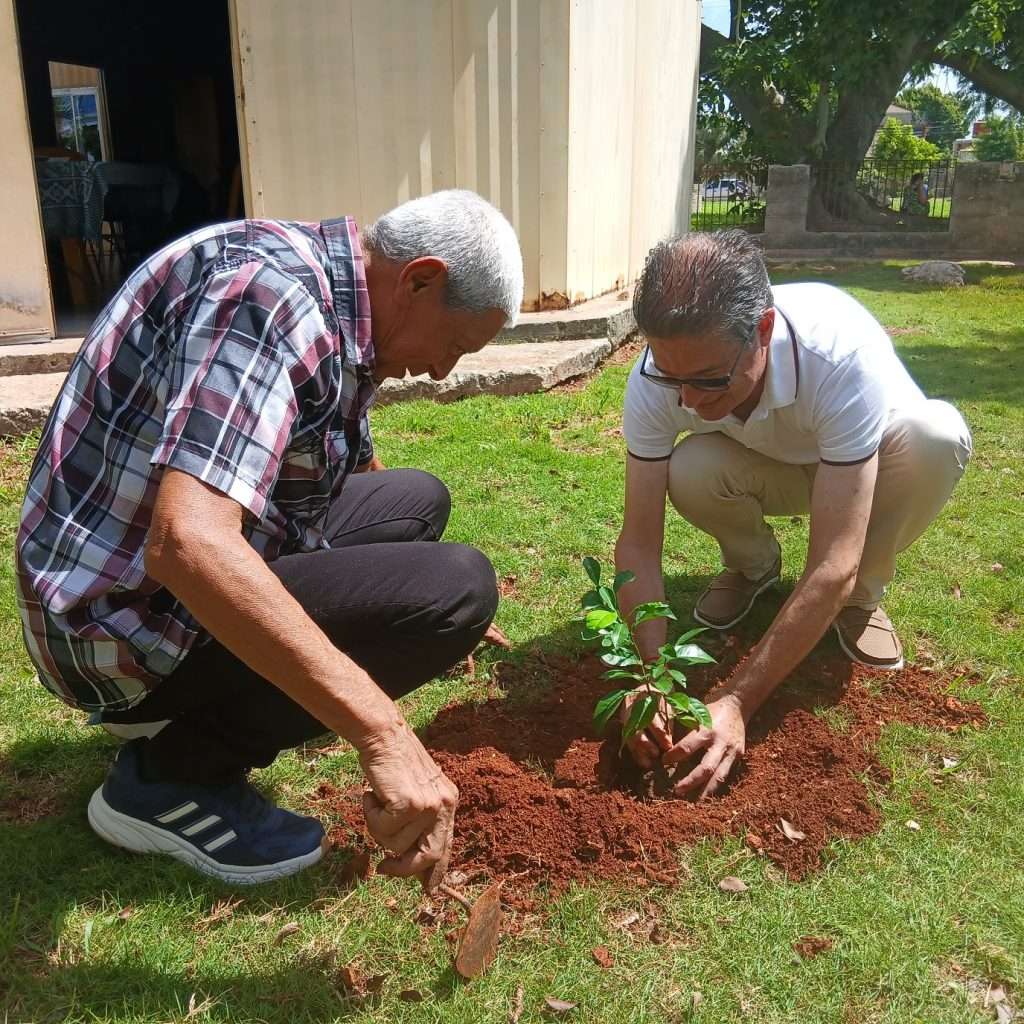 La siembra de un naranjo en el patio de la sede de la Sociedad Cultural selló este encuentro solidario