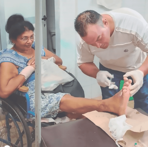 Siempre afable y muy profesional, el angiólogo Darien en el policlínico de especialidades en San Antonio de los Baños