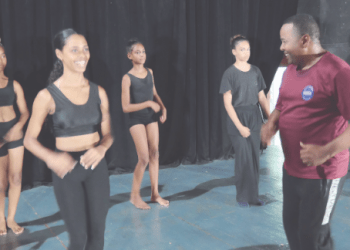 Jonnie durante un ensayo con los prospectos más diminutos de NC Dance