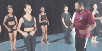 Jonnie durante un ensayo con los prospectos más diminutos de NC Dance