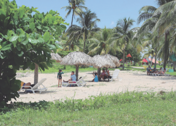 En Cocomar acogen a los vacacionistas en una pequeña porción de playa acondicionada con esfuerzos propios, en tanto se pueda reparar la piscina
