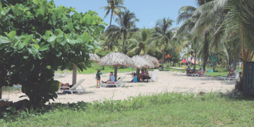En Cocomar acogen a los vacacionistas en una pequeña porción de playa acondicionada con esfuerzos propios, en tanto se pueda reparar la piscina