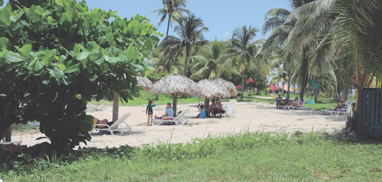 En Cocomar acogen a los vacacionistas en una pequeña porción de playa acondicionada con esfuerzos propios, en tanto se pueda reparar la piscina