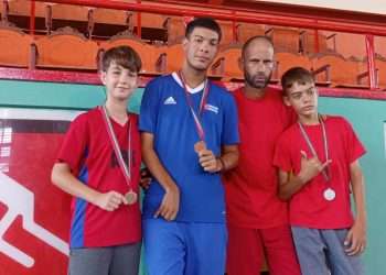 A Andy, el primero a la izquierda, la Sala Amistad lo vio brillar