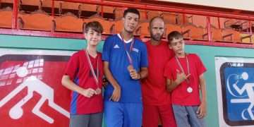 A Andy, el primero a la izquierda, la Sala Amistad lo vio brillar