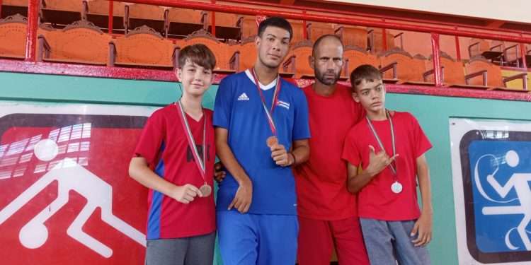 A Andy, el primero a la izquierda, la Sala Amistad lo vio brillar