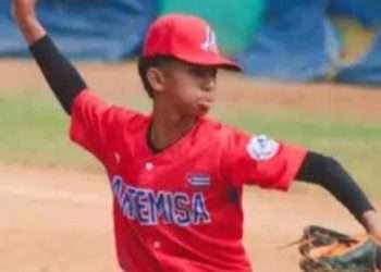 Johnatan lanzó un partido sin jits ni carreras y un juego perfecto, entre los chicos de la categoría 13-14 años