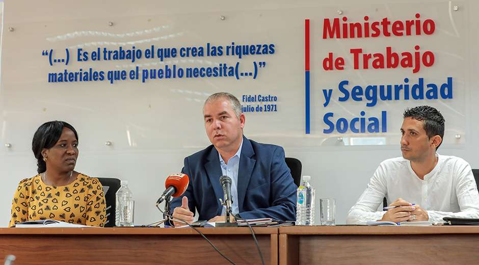 El ministro de Finanzas y Precios, Vladimir Regueiro Ale, reconoció que este incremento tiene un alcance parcial y aún no cubre todas las demandas, pero expresa la voluntad política de priorizar este grupo pese al alto déficit fiscal