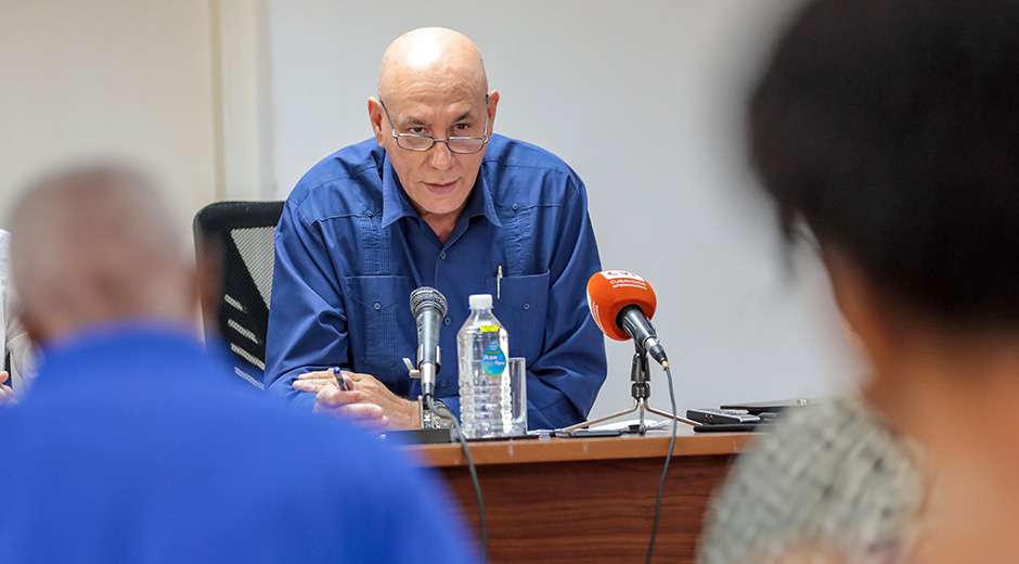 El director de emisión de valores del Banco Central de Cuba, Julio Pérez Álvarez. Foto: Abel Padrón Padilla