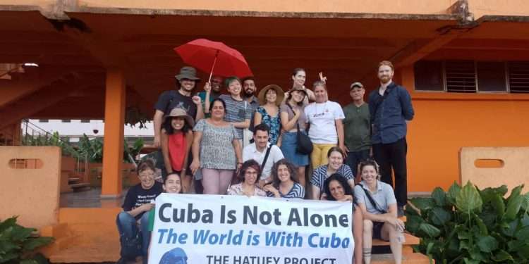 El bloqueo es una bota en el cuello de los cubanos, afirmó Gloria La Riva