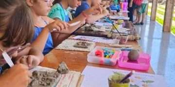 Flores y sueños en un taller de cerámica