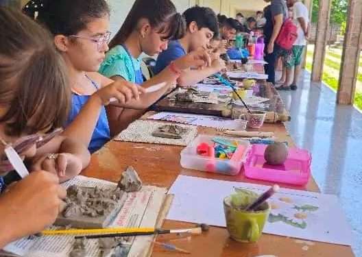 Flores y sueños en un taller de cerámica