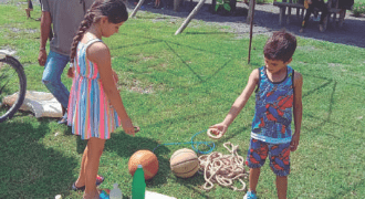 Múltiples actividades tienen lugar en los barrios de Candelaria, con los niños como protagonistas principales