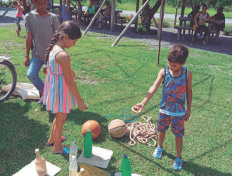 Múltiples actividades tienen lugar en los barrios de Candelaria, con los niños como protagonistas principales