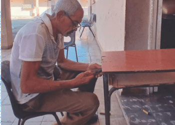 Carlos Requejo Martínez comenzó antes de las vacaciones a reparar sillas y mesas en la escuela primaria Carlos Rodríguez Careaga