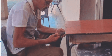 Carlos Requejo Martínez comenzó antes de las vacaciones a reparar sillas y mesas en la escuela primaria Carlos Rodríguez Careaga