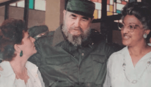 Dos-mujeres-y-un-guía