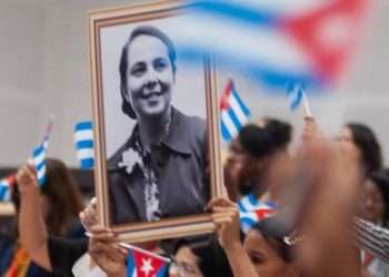 En manos de mujer, muchas razones para defender la bandera