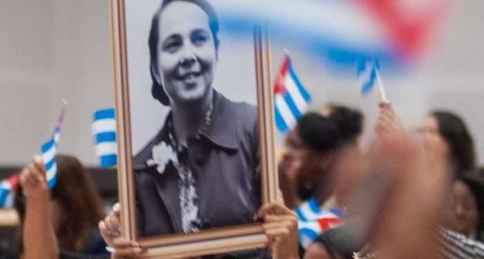 En manos de mujer, muchas razones para defender la bandera