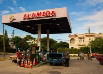 En lo adelante coexistirán diferentes precios minoristas de combustibles publicados en las estaciones de servicio, que responderán al costo real de importación de cada actor económico. Foto: Ismael Francisco/Cubadebate