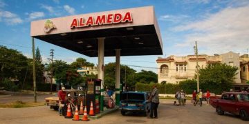 En lo adelante coexistirán diferentes precios minoristas de combustibles publicados en las estaciones de servicio, que responderán al costo real de importación de cada actor económico. Foto: Ismael Francisco/Cubadebate