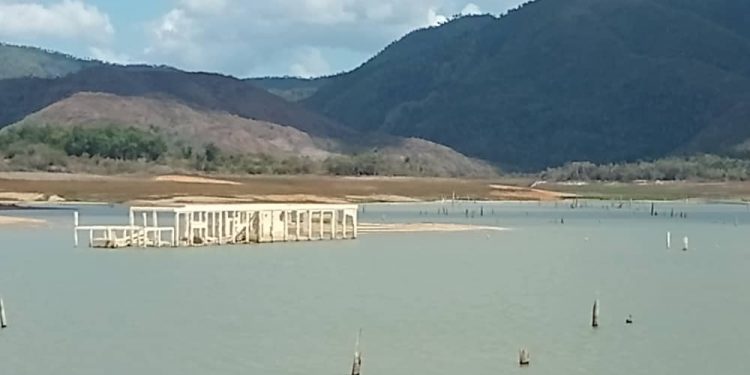 Presa La Paila, se pueden observar las ruinas de una antigua procesadora de caf{e y cacao Foto de la autora