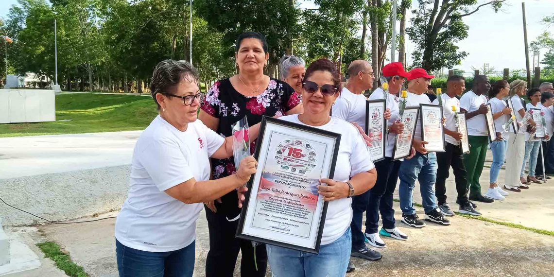 Gladys Martínez Verdecia, integrante del Buró Político y Yamina Duarte Duarte, vicegobernadora de Artemisa, reconocieron a fundadores del GEA Fotos de la autora