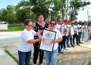Gladys Martínez Verdecia, integrante del Buró Político y Yamina Duarte Duarte, vicegobernadora de Artemisa, reconocieron a fundadores del GEA Fotos de la autora