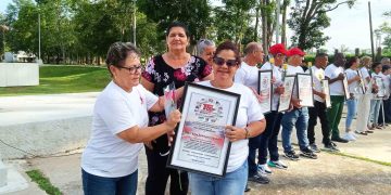 Gladys Martínez Verdecia, integrante del Buró Político y Yamina Duarte Duarte, vicegobernadora de Artemisa, reconocieron a fundadores del GEA Fotos de la autora