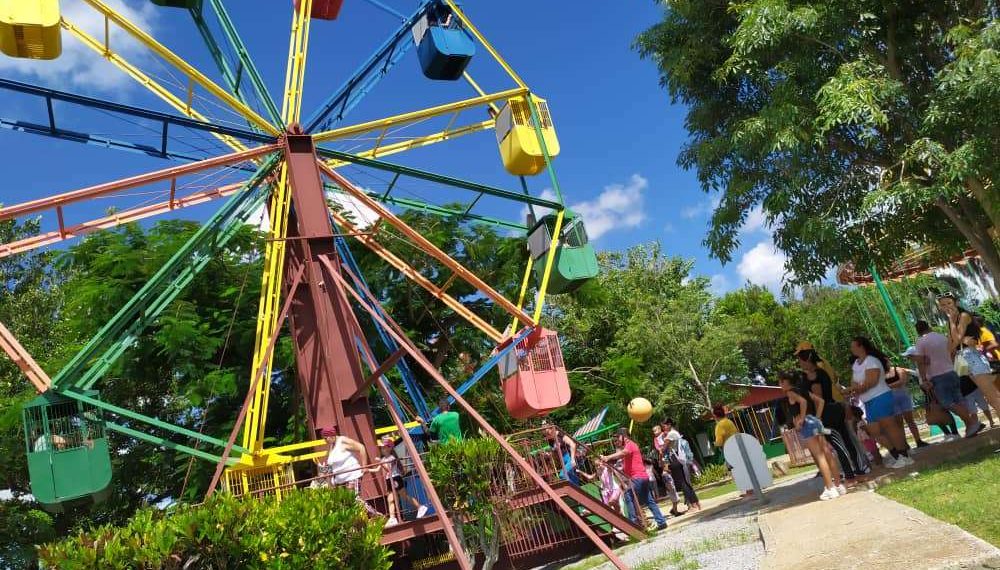 niños-juegan-parque