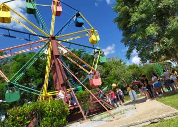 niños-juegan-parque