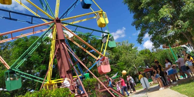niños-juegan-parque