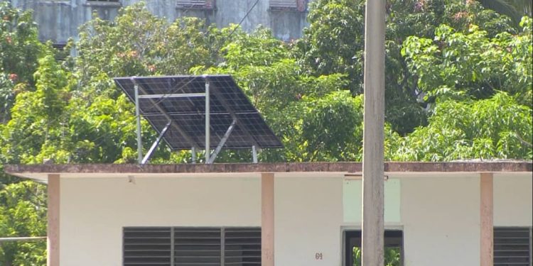 El consultorio médico reforzado de la comunidad José Martí en San Cristóbal opera con un sistema fotovoltaico Foto Yemmi Valdés