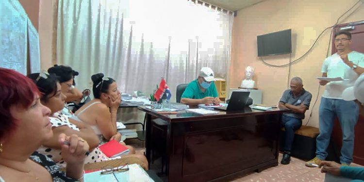 Dayron Uranga Rodríguez, Especialista Principal de la Delegación Municipal del CITMA presenta el proyecto ante el CAM de San Antonio de los Baños