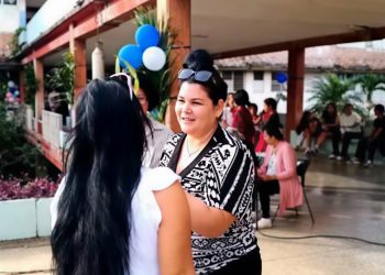Yanelis Sánchez Fara, actual directora de la escuela primaria Alejandro González Brito recibió el Premio que otorga la Ministra de Educación