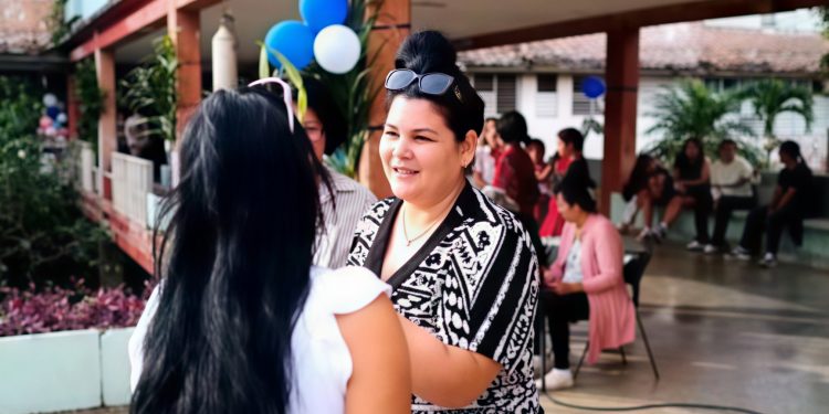 Yanelis Sánchez Fara, actual directora de la escuela primaria Alejandro González Brito recibió el Premio que otorga la Ministra de Educación