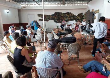 Tarde de feria en el patio de la Uneac