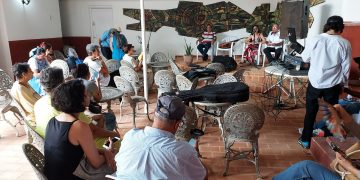 Tarde de feria en el patio de la Uneac