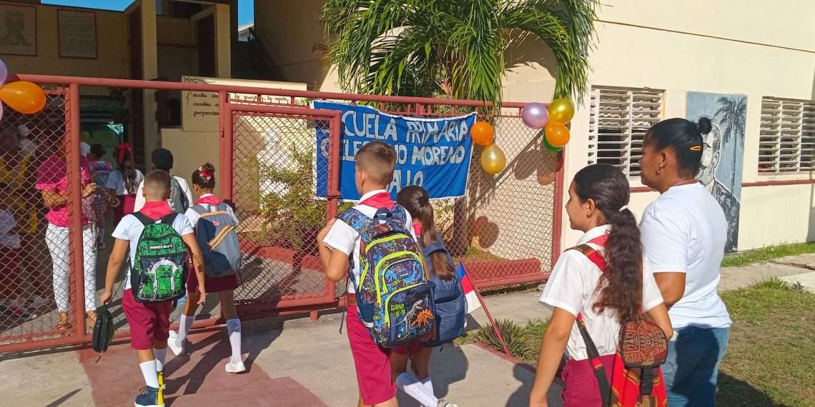 1- Más de 6 mil 600 estudiantes iniciaron este curso escolar en Mariel