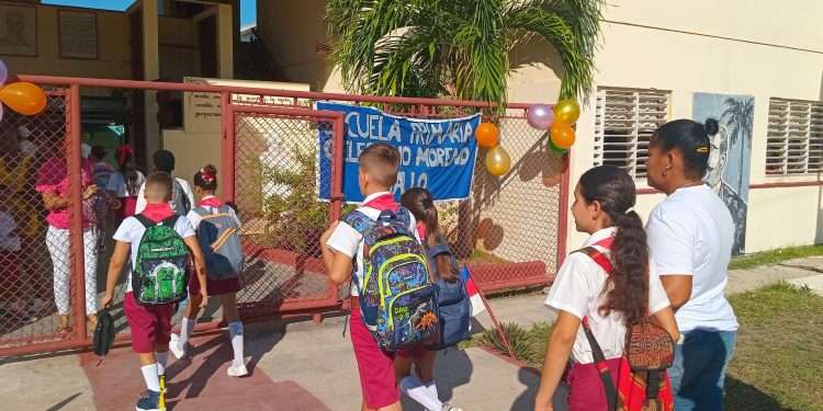 1- Más de 6 mil 600 estudiantes iniciaron este curso escolar en Mariel