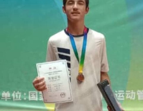 Tenista artemiseño conquista bronce en China